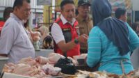 Pj Wali Kota Malang menemui pedagang untuk mengecek harga dan ketersediaan komoditi di Pasar Kasin. (ws11) - Pj Wali Kota Malang Pastikan Stok Bahan Pokok Aman Jelang Waisak
