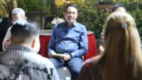 Pj Wali Kota Malang menikmati silaturahmi bersama tokoh agama Budha sembari mencatat masukan dan saran. (ist) - Pj Wali Kota Malang 'Gayeng' Bersama Tokoh Agama Budha