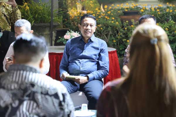 Pj Wali Kota Malang menikmati silaturahmi bersama tokoh agama Budha sembari mencatat masukan dan saran. (ist) - Pj Wali Kota Malang 'Gayeng' Bersama Tokoh Agama Budha