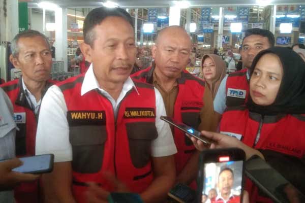 Pj Wali Kota Malang menjawab pertanyaan awak media. (ws11) - Pj Wali Kota Malang Pastikan Stok Bahan Pokok Aman Jelang Waisak