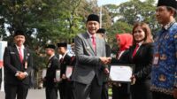 Pj Wali Kota Malang serahkan penghargaan penurunan stunting di Kota Malang. (Seru.co.id/ws11) - Pj Wali Kota Malang Beri Penghargaan Pencegahan Stunting Terbaik Tahun 2023