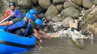 Pj Wali Kota dan Kadisparta Batu bersihkan sungai sambil menikmati wisata Rafting. (ist) - Pj Aries Beri Contoh Bersihkan Sungai Sambil Berwisata Rafting