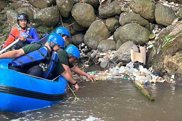 Pj Wali Kota dan Kadisparta Batu bersihkan sungai sambil menikmati wisata Rafting. (ist) - Pj Aries Beri Contoh Bersihkan Sungai Sambil Berwisata Rafting