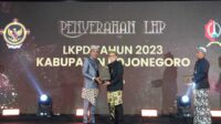 Pj. Bupati Bojonegoro Adriyanto (tengah) saat menerima penghargaan. (ist) - Pemkab Bojonegoro Raih Penghargaan WTP 10 Kali Berturut-turut