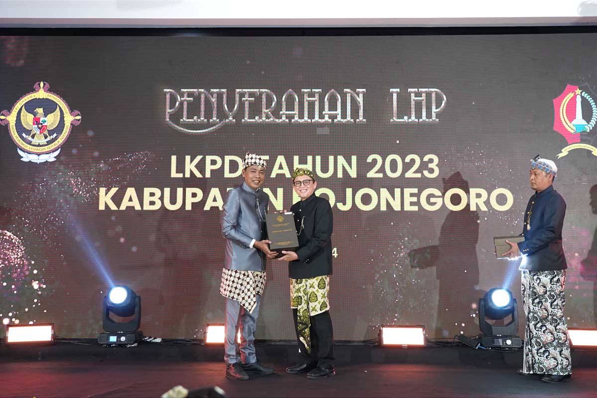Pj. Bupati Bojonegoro Adriyanto (tengah) saat menerima penghargaan. (ist) - Pemkab Bojonegoro Raih Penghargaan WTP 10 Kali Berturut-turut