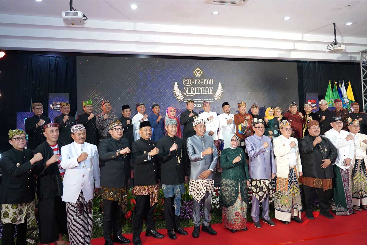 Pj. Bupati Bojonegoro bersama para kepala daerah penerima penghargaan. (ist) - Pemkab Bojonegoro Raih Penghargaan WTP 10 Kali Berturut-turut