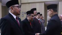 Pj. Wali Kota Batu memberikan ucapan selamat bagi ASN penerima Satyalancana Karya Satya. (ist) - Pesan PJ Aries pada ASN Batu Penerima Satyalancana Karya Satya Tahun 2024