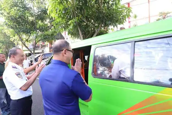 Pj. Wali Kota Batu Pantau Hari Pertama Angkutan Pelajar Gratis di Kota Batu