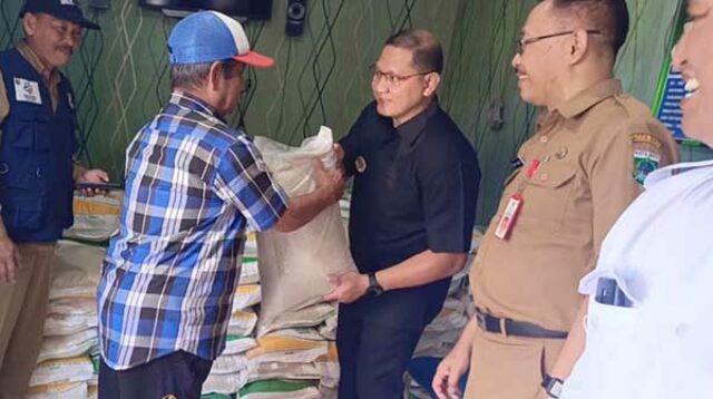 Pj. Wali Kota Batu menyalurkan bantuan beras CPP dari pemerintah pusat bagi penerima di Desa Torongrejo. (Seru.co.id/dik) - Pj Wali Kota Batu Tinjau Penyaluran Bantuan Beras di Wilayah Kecamatan Junrejo
