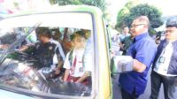 Pj. Wali Kota Batu menyapa siswa yang akan berangkat sekolah dengan armada APEL GRATIS. (ist) - Ini Rute dan Jam Operasional Angkutan Pelajar Gratis di Batu
