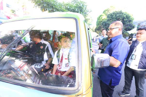 Pj. Wali Kota Batu menyapa siswa yang akan berangkat sekolah dengan armada APEL GRATIS. (ist) - Ini Rute dan Jam Operasional Angkutan Pelajar Gratis di Batu