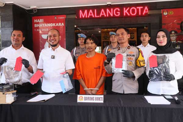 Polisi menangkap Sobri, pelaku penyebaran foto asusila siswi SMP di Kota Malang bersama barang bukti. (ws11) - Pria Asal Banjarnegara Dibui Usai Sebar Foto Asusila Siswi SMP