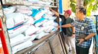 Polisi mengamankan empat orang dan menyita truk pengangkut bernopol P 9829 UA, serta pupuk yang hendak dikirim. (Seru.co.id/aza) - Selundupkan 178 Sak Pupuk Subsidi, Tiga Orang Ditetapkan Tersangka