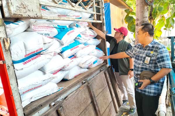 Polisi mengamankan empat orang dan menyita truk pengangkut bernopol P 9829 UA, serta pupuk yang hendak dikirim. (Seru.co.id/aza) - Selundupkan 178 Sak Pupuk Subsidi, Tiga Orang Ditetapkan Tersangka