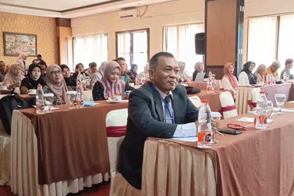 President of IELA, Prof. Dr. Daniel Ginting berada diantara peserta. (Seru.co.id/dik) - IELA Kembali Gelar 'The 2ND International Hybrid Conference'