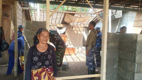 Proses bedah rumah Mbah Misnah pada program RTLH TMMD ke-120. (Seru.co.id/mam) - Mbah Misnah Berterimakasih pada Pemerintah atas Bantuan RTLH Program TMMD 120 Situbondo