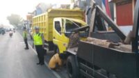 Proses evakuasi kendaraan truk yang menabrak kendaraan di pinggir jalan. (ist) - Diduga Mengantuk, Sopir Truk Asal Blitar Tabrak Kendaraan Terparkir