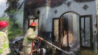 Proses pemadaman api di rumah kontrakan di Kecamatan Wagir, Kabupaten Malang. (Seru.co.id/wul) - Sebuah Rumah Kontrakan di Wagir Lenyap Terbakar, Kerugian Hingga Puluhan Juta