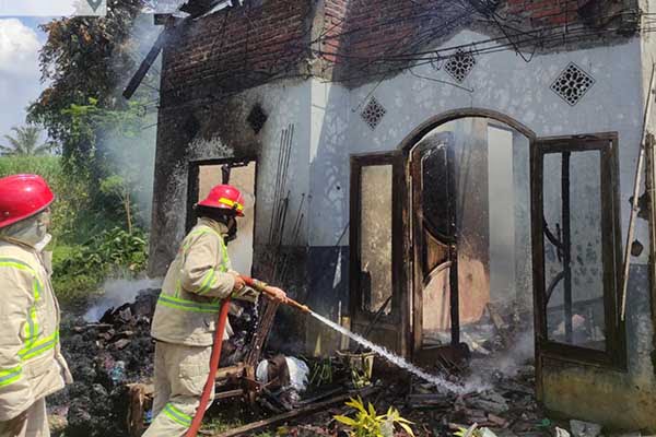 Proses pemadaman api di rumah kontrakan di Kecamatan Wagir, Kabupaten Malang. (Seru.co.id/wul) - Sebuah Rumah Kontrakan di Wagir Lenyap Terbakar, Kerugian Hingga Puluhan Juta