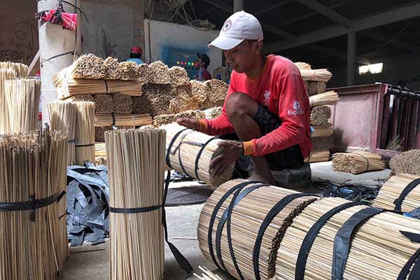 Proses pengikatan tusuk sempol oleh karyawan CV Abados Craft. (Seru.co.id/wul) - Jelang Idul Adha, Permintaan Tusuk Sate Meningkat