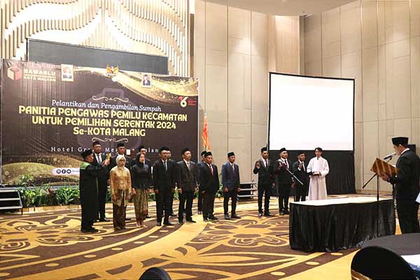 Prosesi pengambilan sumpah Panwascam Kota Malang. (ws11) - Pj Wali Kota Malang Beri Pesan Tegas Krusial kepada Panwascam yang Dilantik