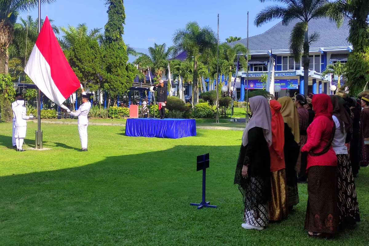 Prosesi upacara peringatan Hari Pendidikan Nasional (Hardiknas) di Polinema. (rhd) - Peringati Hardiknas dan Perjalanan Merdeka Belajar, Sivitas Polinema Kompak Kenakan Pakaian Adat