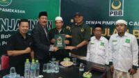 RB Fattah Jasin saat menyerahkan berkas pendaftaran bakal calon Bupati Pamekasan ke Partai Bulan Bintang. (Seru.co.id/udi) - Mantan Wakil Bupati Pamekasan Daftarkan Diri Bakal Calon Bupati