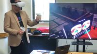 Rektor ITN Malang, Awan Uji Krismanto ST MT PhD memperagakan VR, bagian penggunaan metaverse. (rhd) - ITN Malang Miliki 'Metaverse and Immersive Technology Center' Pertama di Indonesia