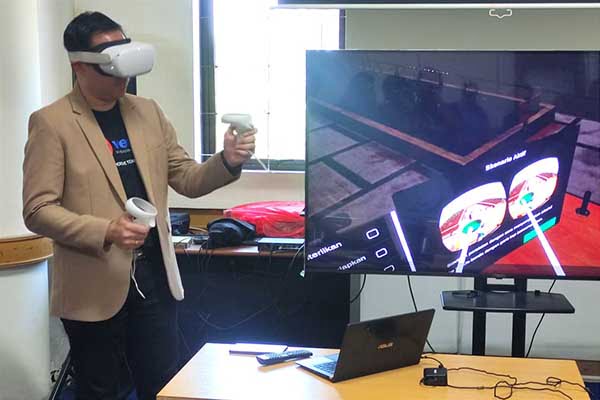 Rektor ITN Malang, Awan Uji Krismanto ST MT PhD memperagakan VR, bagian penggunaan metaverse. (rhd) - ITN Malang Miliki 'Metaverse and Immersive Technology Center' Pertama di Indonesia