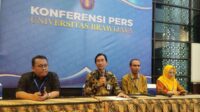 Rektor UB, Prof Widodo SSi MSi PhD (tengah berkacamata), saat konferensi pers. (ws11) - Antisipasi Kecurangan, Panitia Periksa 20.775 Peserta UTBK UB