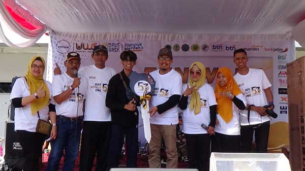 Rektor UWG menyerahkan hadiah utama 1 unit motor, didampingi panitia. (ist) - Rayakan Dies Natalis 53, UWG Jalin Kebersamaan dengan Fun Walks