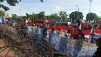 Salurkan Aspirasi di May Day, Ribuan Buruh Kepung Kantor Gubernur Jatim