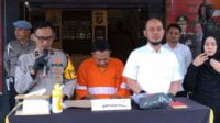 Seorang Debt Collector Pamer Kemaluannya Kepada Mahasiswi di Toko Sayur