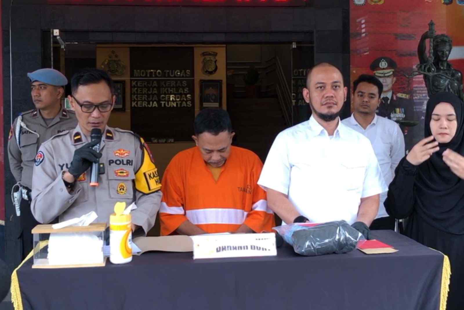Seorang Debt Collector Pamer Kemaluannya Kepada Mahasiswi di Toko Sayur