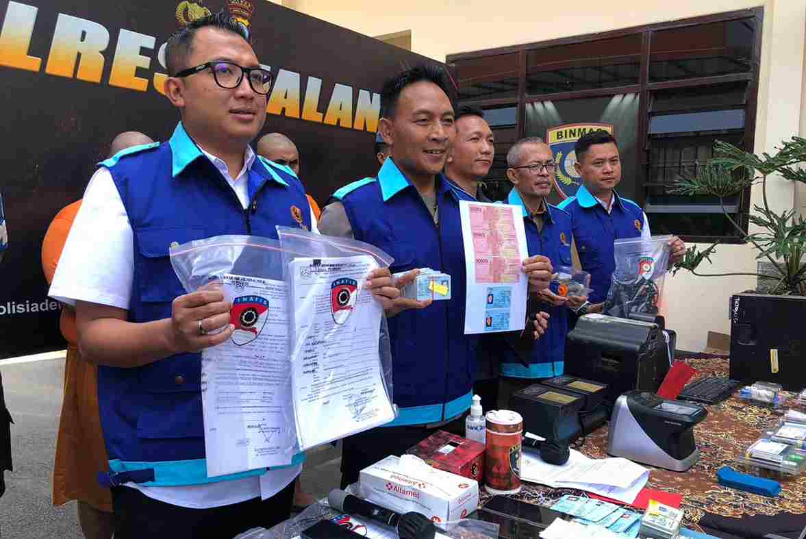 Pungli di Dispendukcapil, Pelaku Cetak KTP Dengan Material Bekas