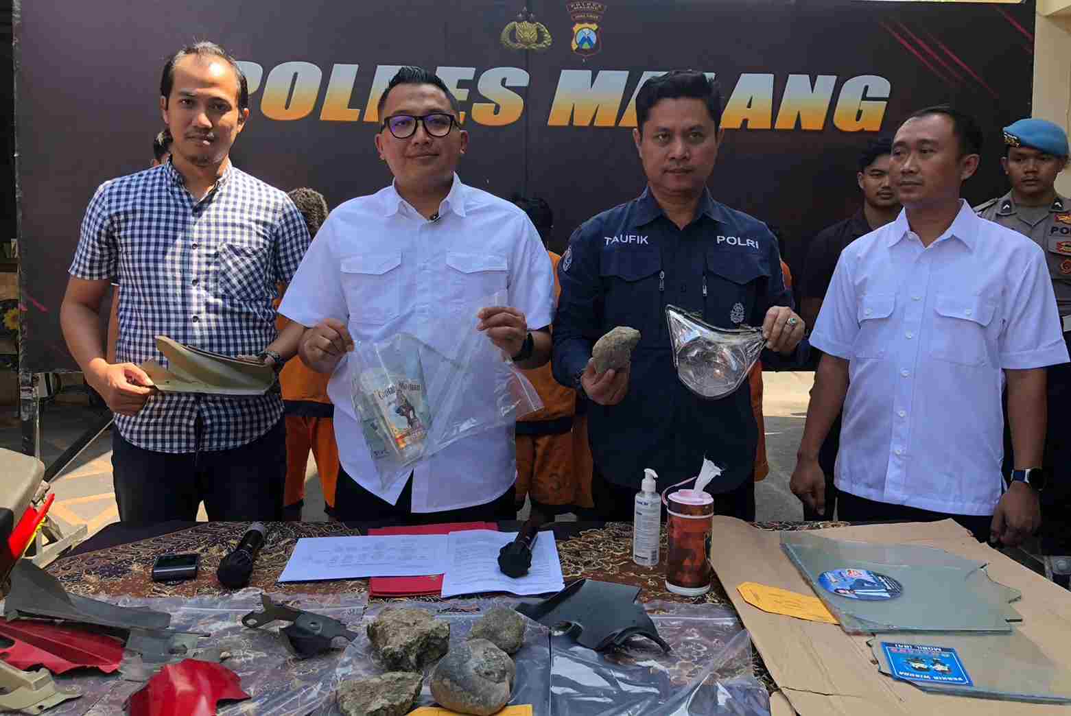 Tak Terima Adik Sepupu Dihamili, Lima Pemuda NTT Hujani Rumah Kontrakan Dengan Batu