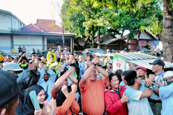 Rio Patennang Didampingi Politisi PKB saat serahkan Formulir ke Kantor PDIP Situbondo. (Seru.co.id/aza) - Mas Rio Patennang Kembalikan Formulir Pendaftaran Bacakada ke Kantor PDI Perjuangan