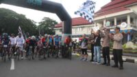 Rombongan gowes sepeda dilepas oleh Pj Wali Kota Malang di halaman Balaikota. (ist) - Pj Wali Kota Malang Gaungkan Sport Tourism Lewat Gowes Bersama Mainsepeda