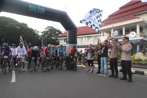 Rombongan gowes sepeda dilepas oleh Pj Wali Kota Malang di halaman Balaikota. (ist) - Pj Wali Kota Malang Gaungkan Sport Tourism Lewat Gowes Bersama Mainsepeda