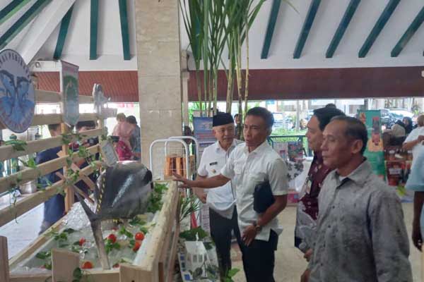 Saat Deputi Pengelolaan Pangan Kementerian Pertahanan (Kemenhan) RI, Mayjen TNI Yos Trioso didampingi Bupati Malang, HM Sanusi meninjau stand UMKM Kabupaten Malang. (ist) - Kemenhan RI Targetkan Kabupaten Malang Bisa Sumbang 20 Persen Bahan Pangan untuk Program Makan Siang Gratis