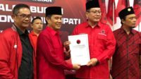 Saat penyerahan berkas ke PDIP Kabupaten Malang. (Seru.co.id/wul) - H Gunawan Kembalikan Formulir Pendaftaran Calon Bupati Malang ke PDIP di Hari Terakhir