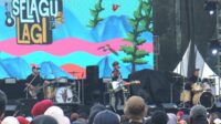 Salah satu musisi, Iksan Skuter menghibur penonton Selagu Lagi Festival di lapangan Rampal Kota Malang. (ws11) - Selagu Lagi Festival Puaskan Ribuan Penonton Lintas Genre