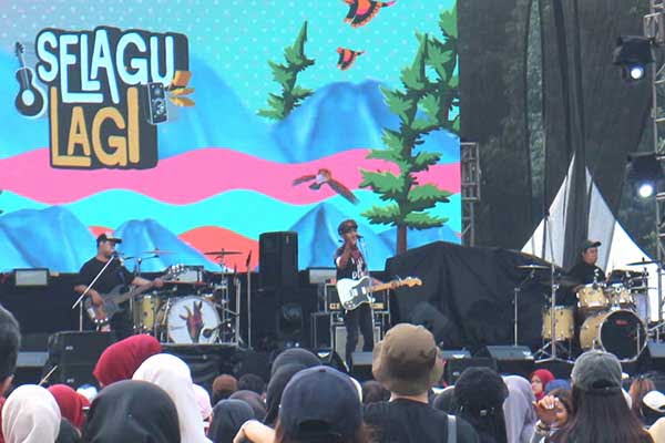 Salah satu musisi, Iksan Skuter menghibur penonton Selagu Lagi Festival di lapangan Rampal Kota Malang. (ws11) - Selagu Lagi Festival Puaskan Ribuan Penonton Lintas Genre