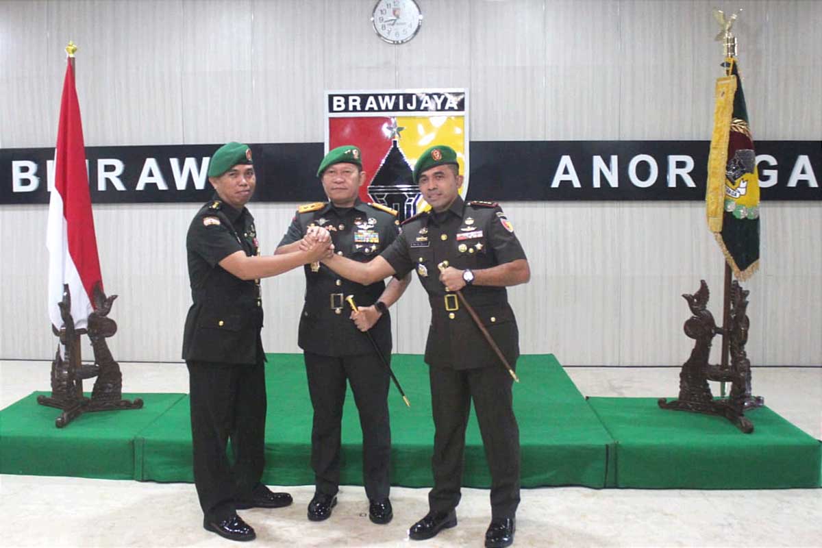 Salam Komando Pangdam V/Brw bersama Danrindam V/Brawijaya baru dan lama. (ist) - Pangdam V/Brw Pimpin Serah Terima Jabatan Danrindam V/Brawijaya