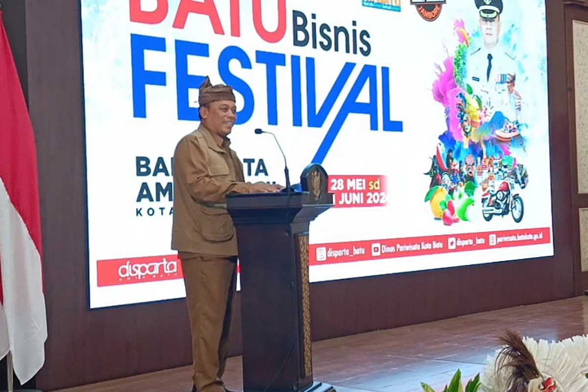 Sambutan Kadisparta Batu, Drs Arief As Siddiq MH, dalam pembukaan Batu Bisnis Festival. (dik) - Disparta Batu Gelar Gebyar Bisnis Festival 'Bangga Berinvestasi dan Berwisata di Batu Saja'