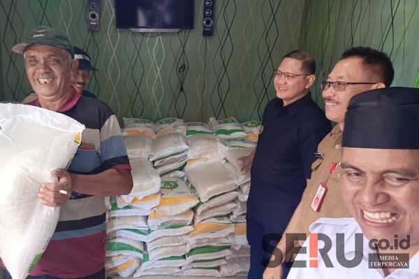 Pj Aries Meninjau Penyaluran Bantuan Beras CPP kepada KPM Berjalan Lancar