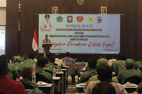 Sosialisasi barang kena cukai yang dihadiri Linmas se Kabupaten Pamekasan di Hotel Front One Pamekasan. (Seru.co.id/udi) - Berharap Ciptakan Pilkada Damai, Pemkab Pamekasan Beri Sosialisasi pada Linmas Melalui Satpol PP