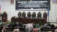Suasana Rapat Paripurna Penyampaian Pandangan Umum Fraksi terhadap Rancangan Peraturan Daerah terkait Ranperda Pertanggungjawaban Pelaksanaan Anggaran Pendapatan Belanja Daerah (APBD) Tahun Anggaran 2023. (ws11) - Rapat Paripurna DPRD Kota Malang Soroti Penanggulangan Kemiskinan dan Pengangguran