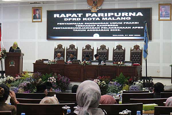 Suasana Rapat Paripurna Penyampaian Pandangan Umum Fraksi terhadap Rancangan Peraturan Daerah terkait Ranperda Pertanggungjawaban Pelaksanaan Anggaran Pendapatan Belanja Daerah (APBD) Tahun Anggaran 2023. (ws11) - Rapat Paripurna DPRD Kota Malang Soroti Penanggulangan Kemiskinan dan Pengangguran