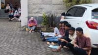 Suasana antrean PPDB di SMKN 3 Jember. (ist) - Masyarakat Keluhkan Lamanya Antrean Pendaftaran PPDB di SMKN 3 Jember